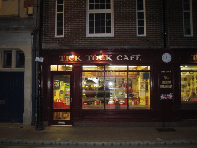 May Morning 2016. Tick Tock Café, close to the Bridge, is a legend for its Full English Breakfasts served all through the night on May Eve (photo Tim Healey)