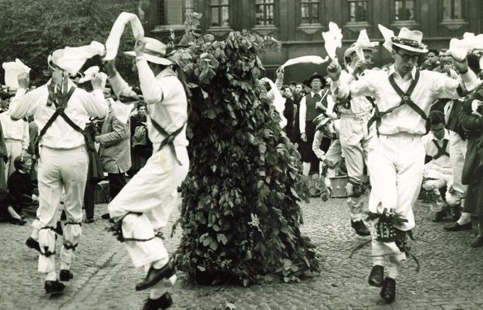 Oxford University Morris Men dance with the 'Jack', May Morning 1957 (photo Oxford Mail)