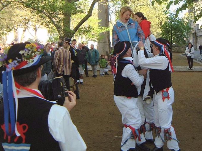 'Lifting' in Oxford, May Morning 2002 (photo Malcolm Austin by courtesy of Oxford City Morris Men)