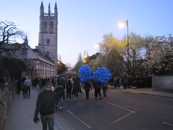 5.18 am on Magdalen Bridge, May Morning 2016. The crowd starts to assemble and blue balloons arrive courtesy of G & D ice cream parlour (photo Tim Healey).